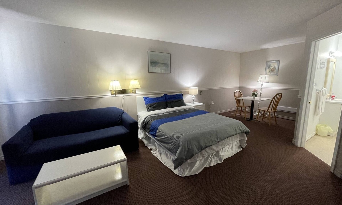 Gravenhurst House | Muskoka Nights Motel