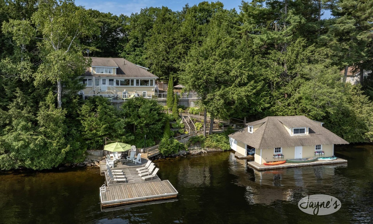 Bala Cottage | Muskoka Paradise! Spacious & Inviting, Great Deck! Sleeps 16! Hot Tub! Bala!