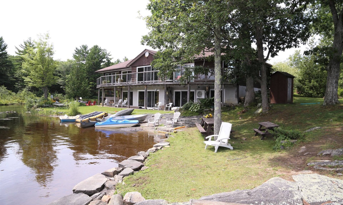 Big Chute Cottage | Muskoka - The Eagle's Nest
