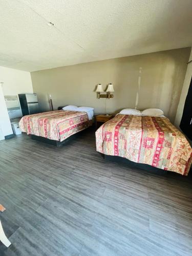 Big Lake Hotel | Mustang Motel