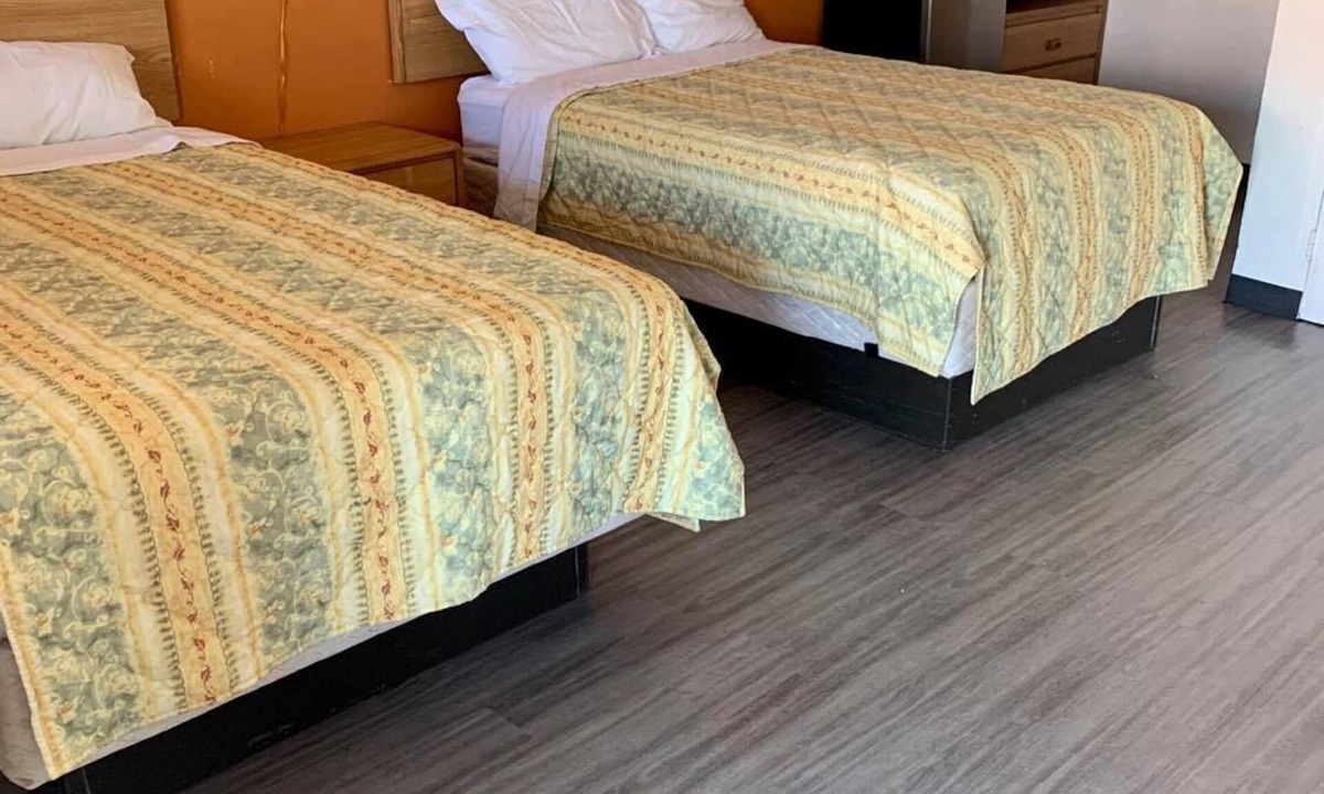 Big Lake Hotel | Mustang Motel