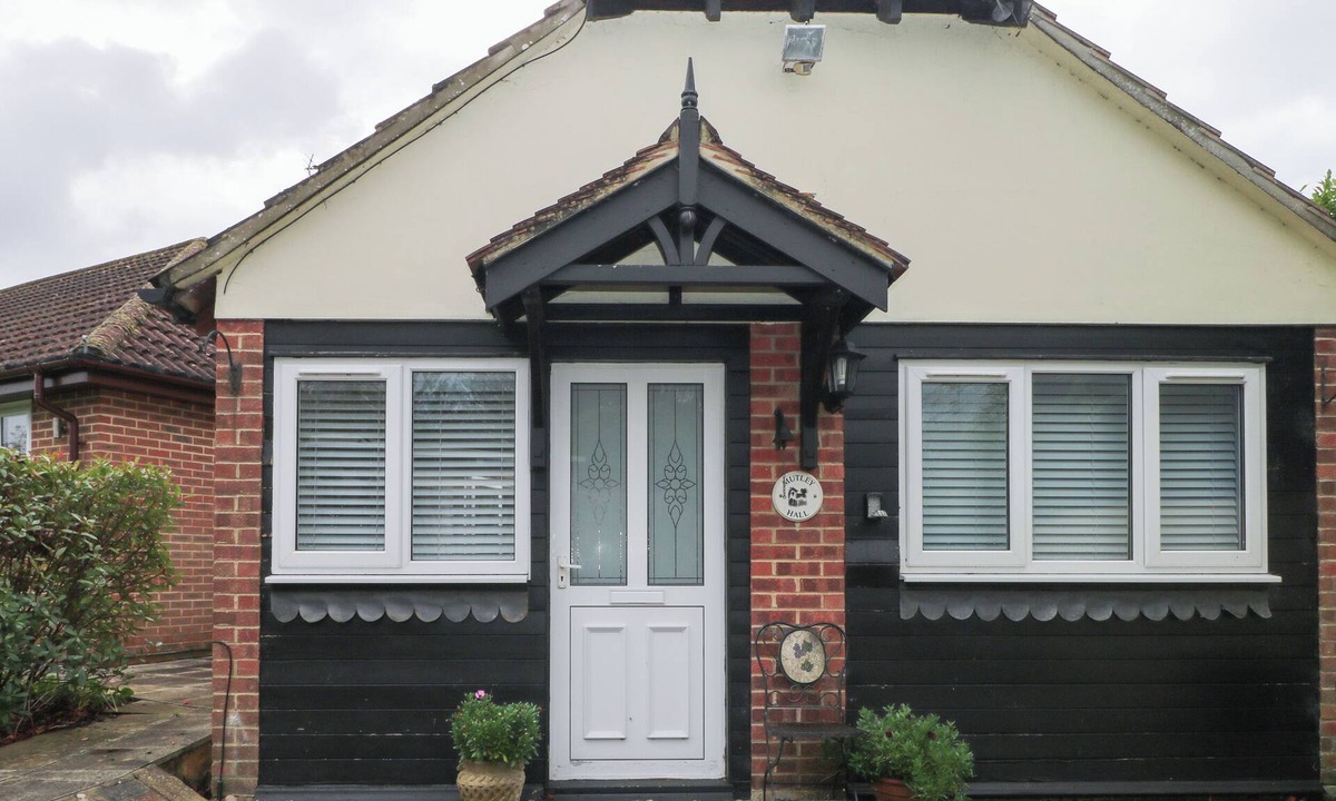 Ford Cottage | MUTLEY HALL, pet friendly, with a garden in Eastergate