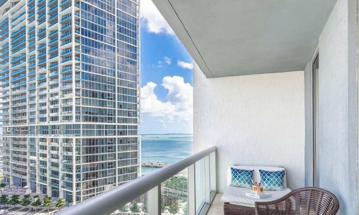 Downtown Miami Apartment | MVR - Brickell Icon w Massive Pool & Spa