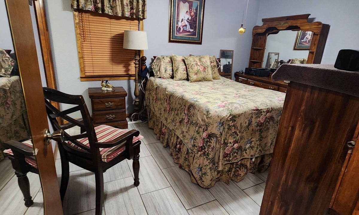 Cottondale House | My Happy Place 1 rm/master bath