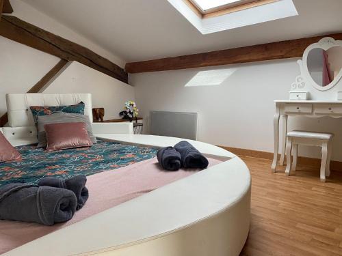 Socourt Apartment | My Love Room avec balnéo privative & déco romantique by BoookingFuté