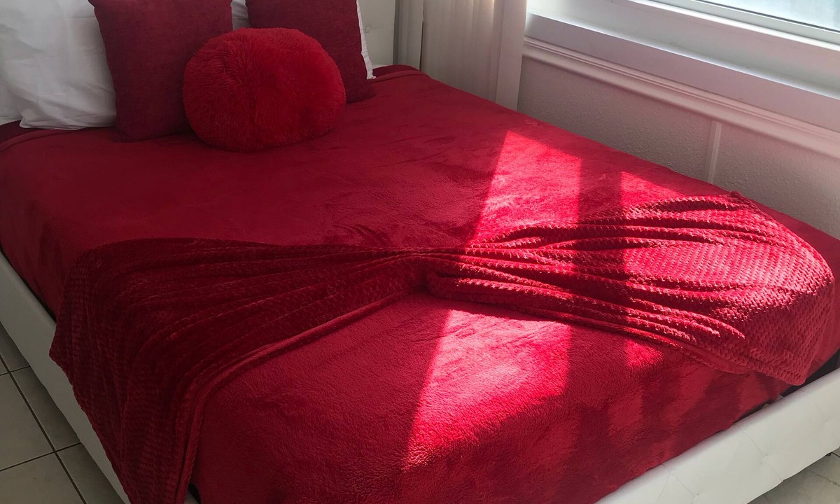 East Fort Lauderdale Apartment | My red and white studio on the beach