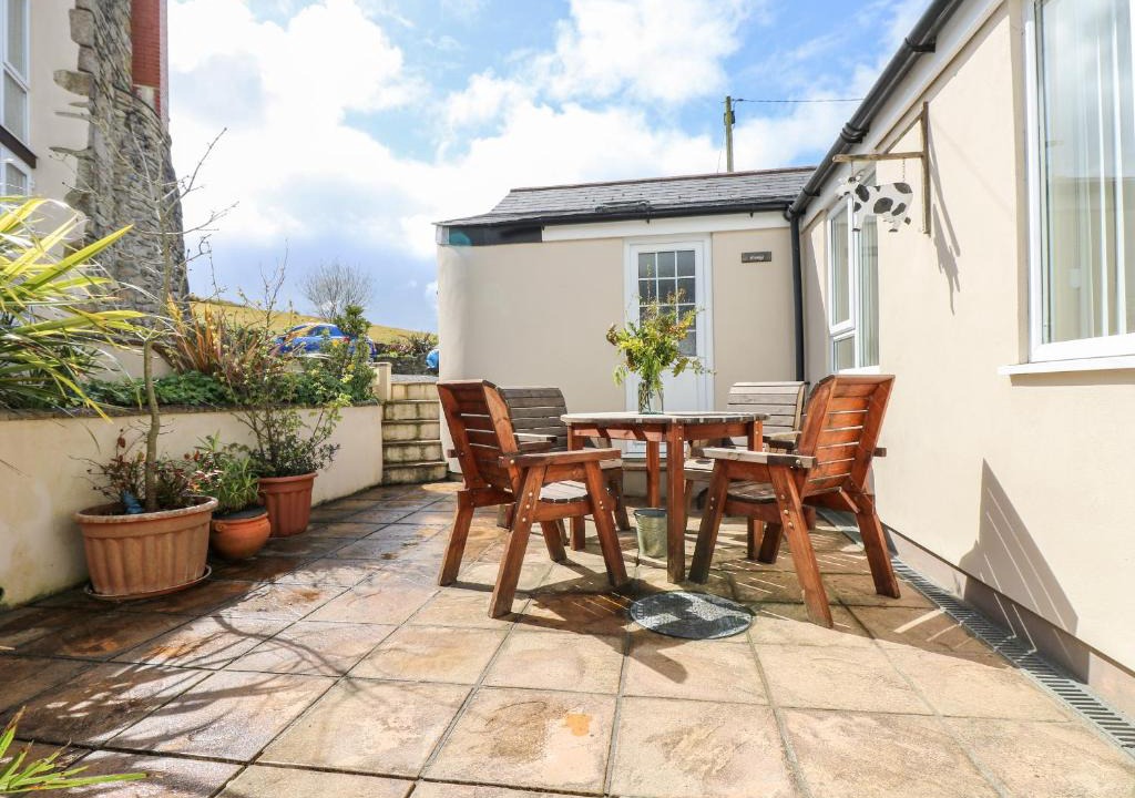 Redruth House | Mynheer Farm Bowji