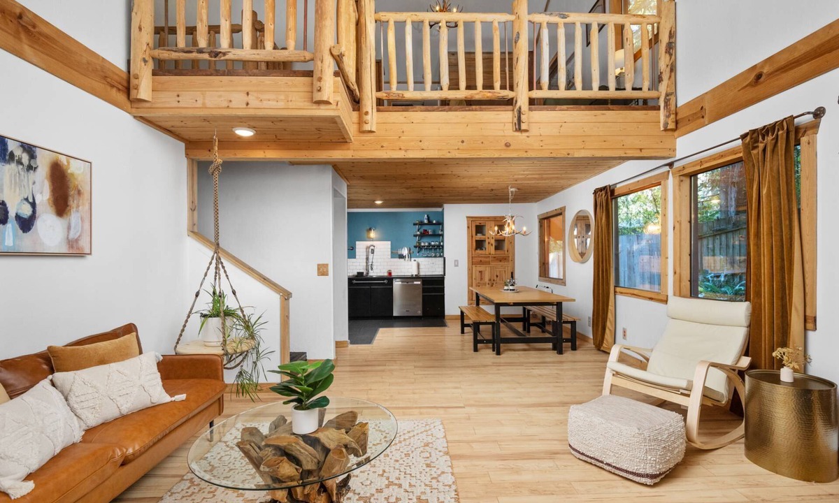 Zigzag House | Mystic Mountain, *Pet Friendly*, Private Hot Tub, Steam Sauna, 11 Miles to Govy Camp