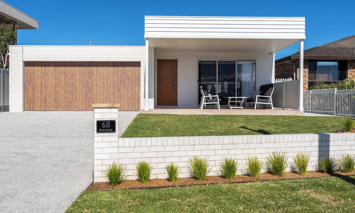 Vincentia House | Myuna - beachfront pet-friendly