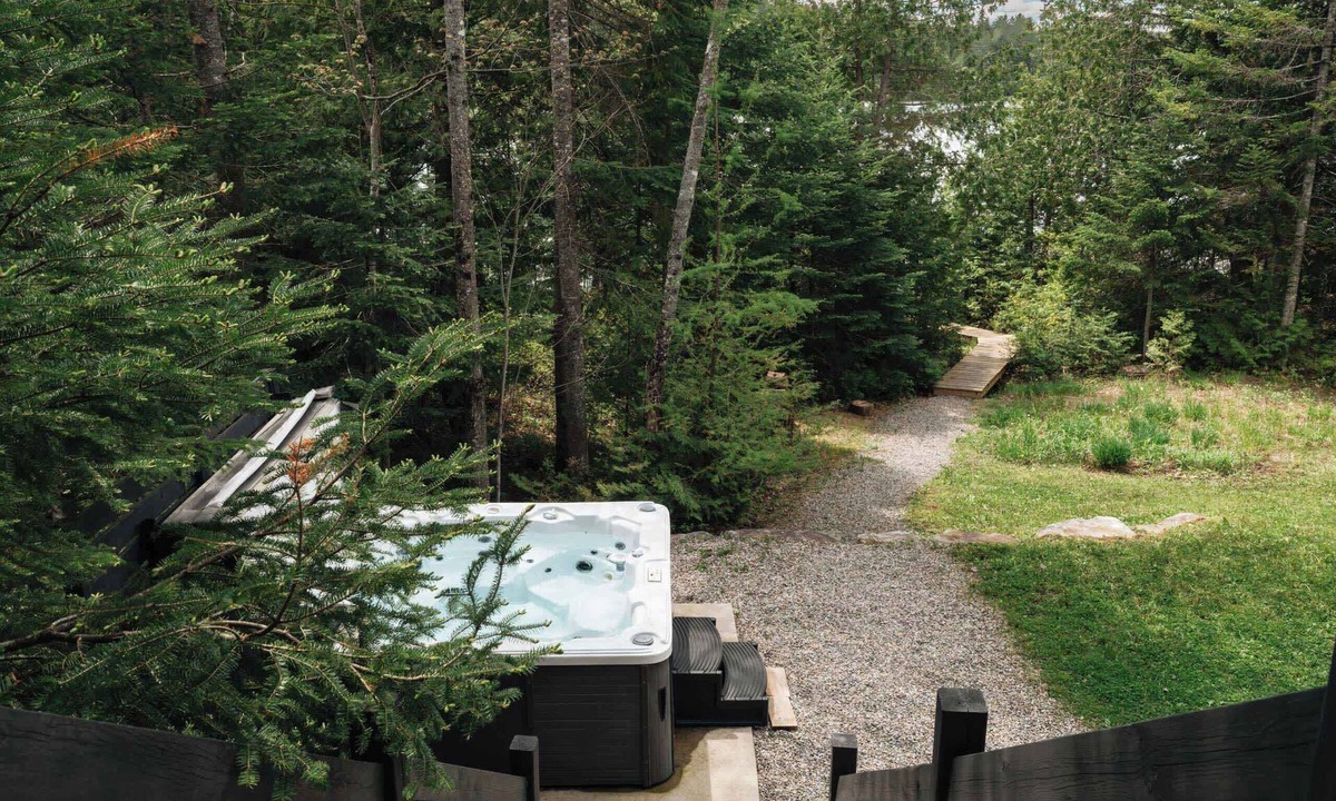 Chertsey Ski Chalet | Nômade - Spa, private lake access & stunning views
