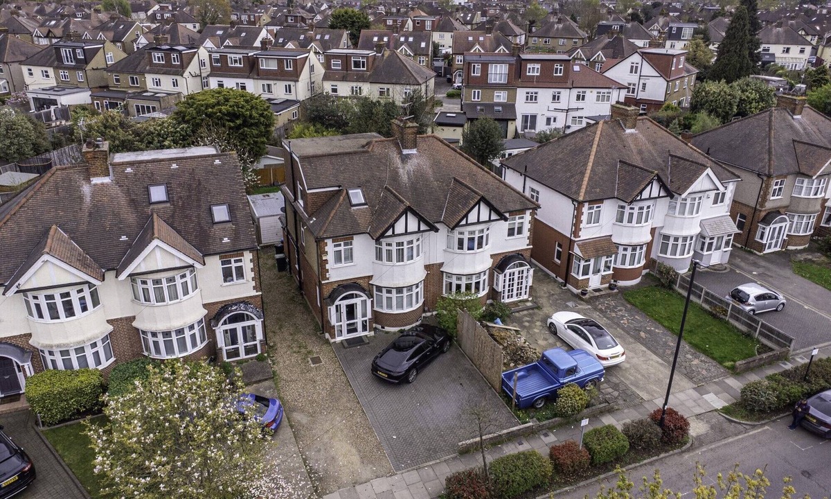 Enfield House | n"Exquisite 4/5 Bedroom Modern Marvel 5 minute walk to Enfield Town station