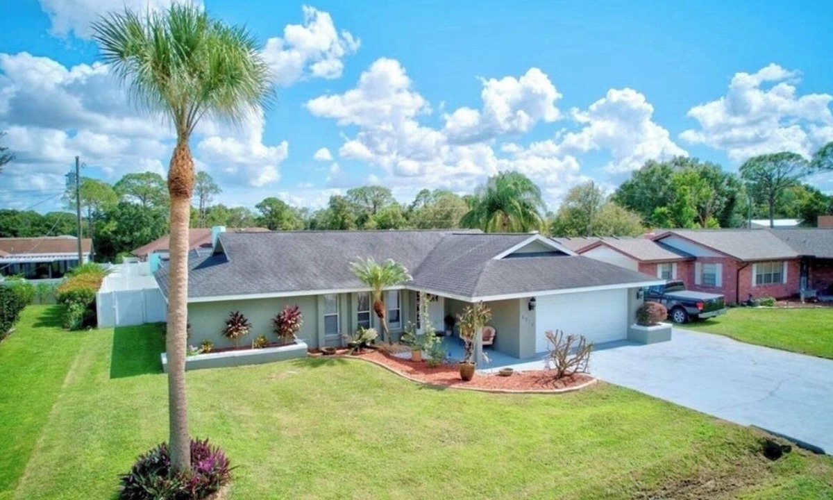 Sebring House | n“Peaceful villa with pool, near lakes, shops & highways – perfect getaway”