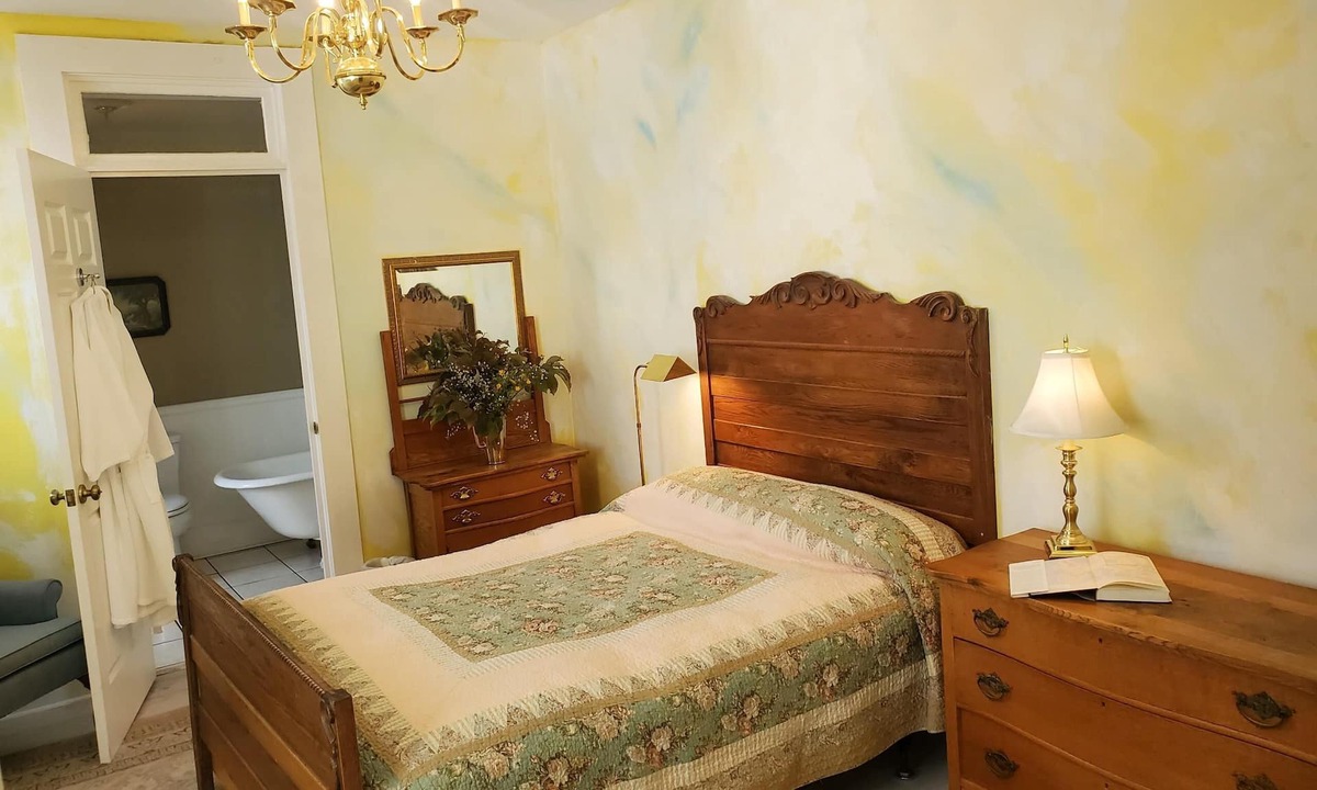 Cowan Hotel | n Q. ensuite room in Historic Railroad Inn & town. Continental Breakfast.
