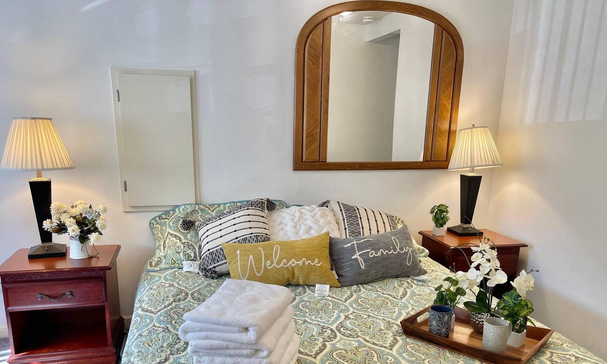 Haller Lake House | N Seattle home -2 BDRM Kitchen,Parking,Laundry