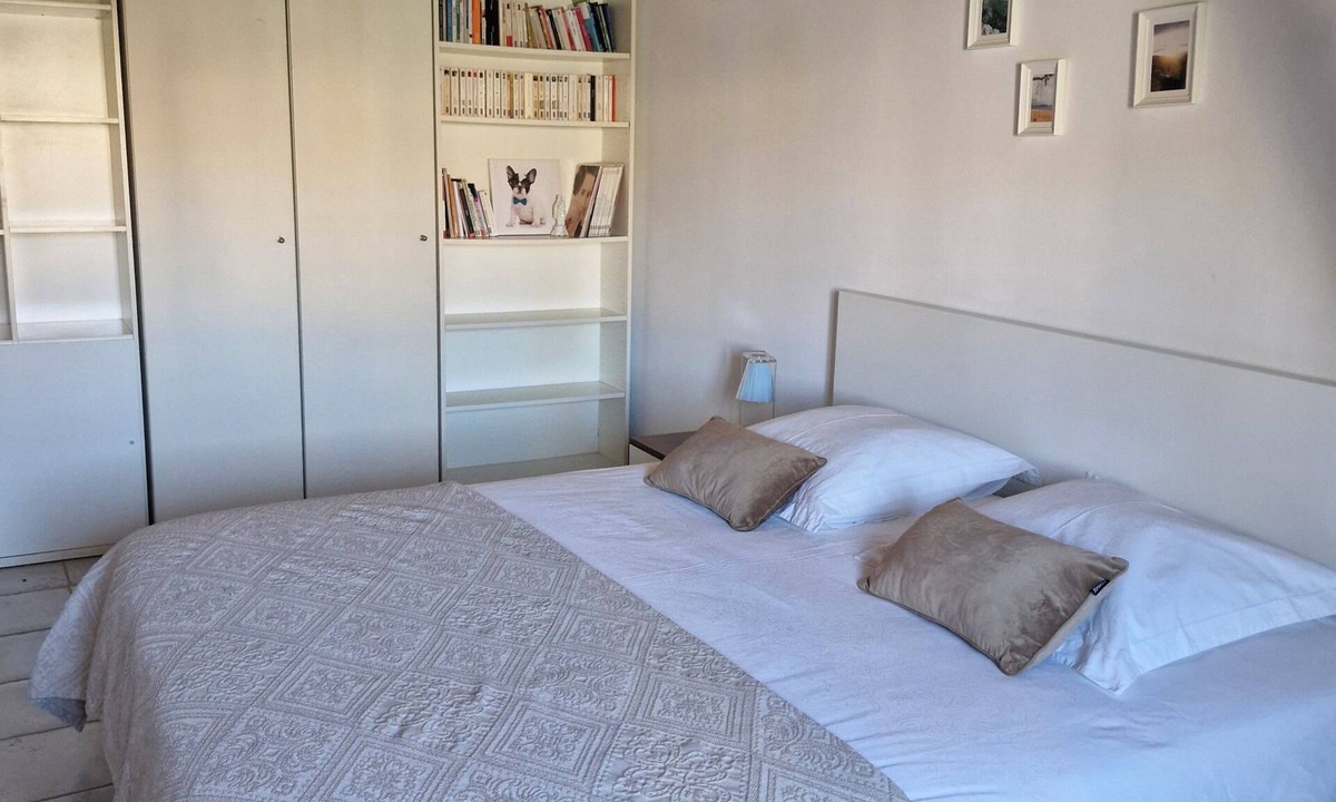 Montfrin Bed & Breakfast | N1 guest room at Relais de Bellemaison