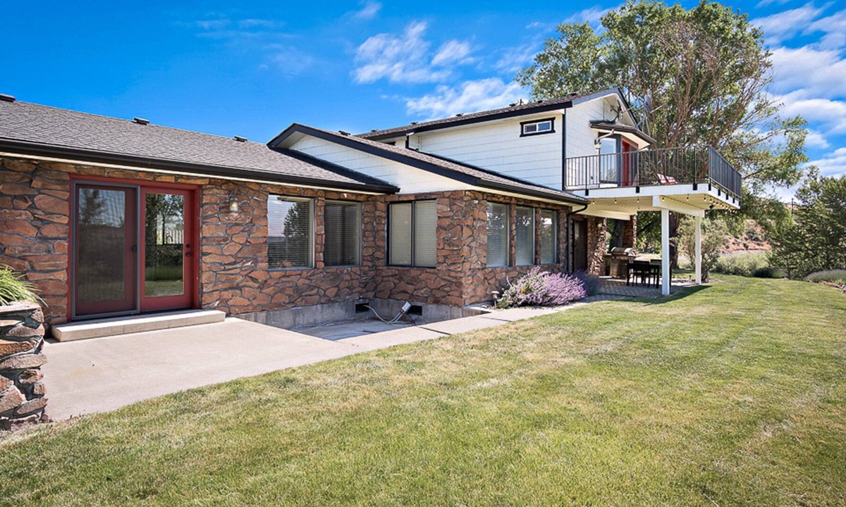 Naches House | Naches orchard views, 45 min to White Pass skiing!