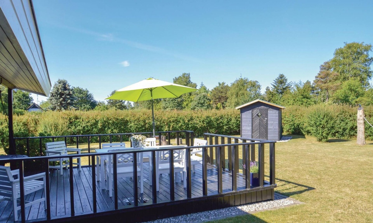 Knubbeløkke House | Næsby Strand is a quiet area where you can swim from the jetties or directly from the beach.