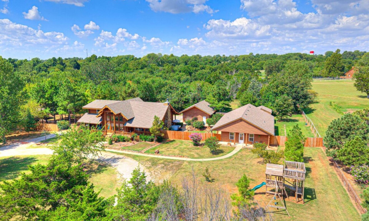 Wheatland Cabin | Naffcation Lodge OKC Cabin And Guest House Retreat On 5 Acres