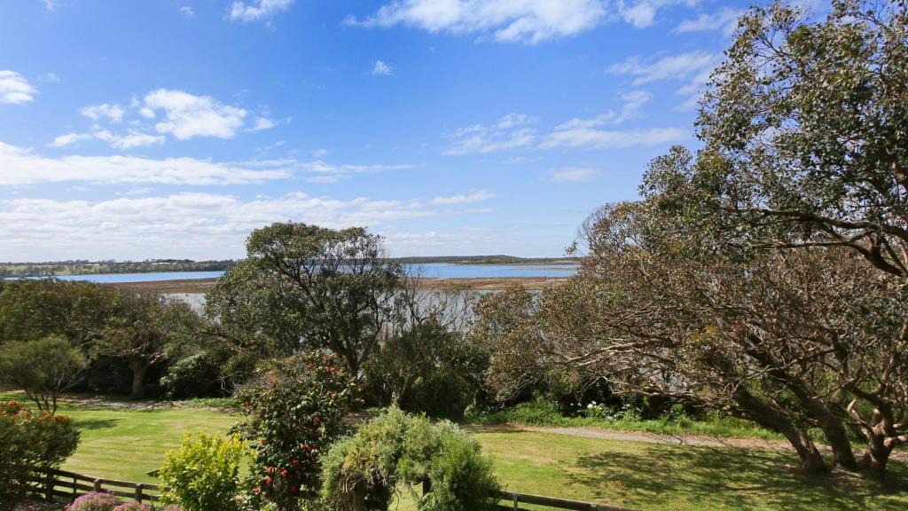 Lake Tyers Beach House | Nakarra - Spacious Family Beach Escape
