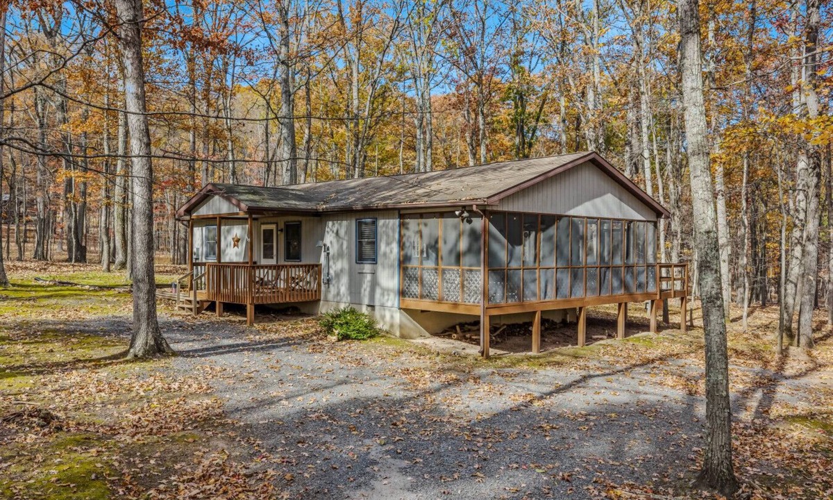 Great Cacapon Cabin | Namba Cabin - River Access | Pet Friendly | Grill | Wifi |Screen Porch
