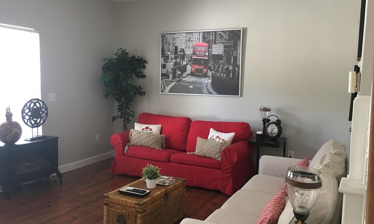 Durham House | Nan's Place- 3 bed/2 bath, 2.5 Miles to DUKE, DOWNTOWN DURHAM, UNC & RTP.