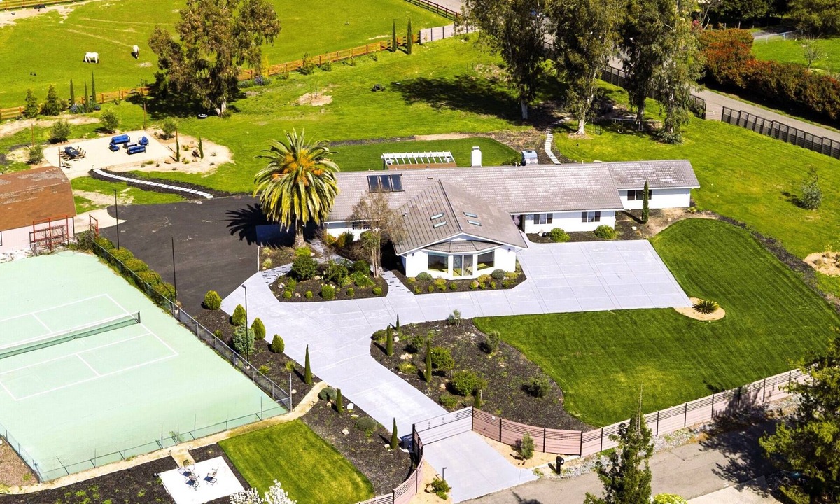 Granite Bay House | Napa Style Estate- Pickleball, Hot tub, Firepit Sleeps 12