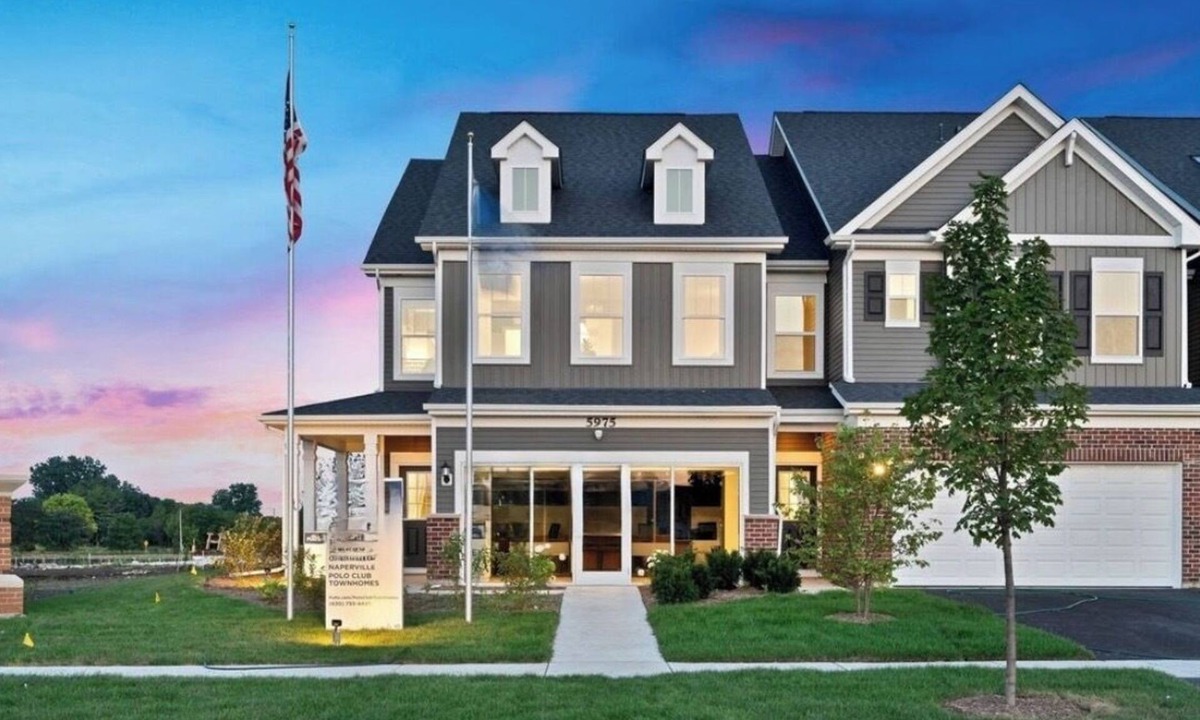 Fox Valley Condo | Naperville Luxury 3-bedroom
