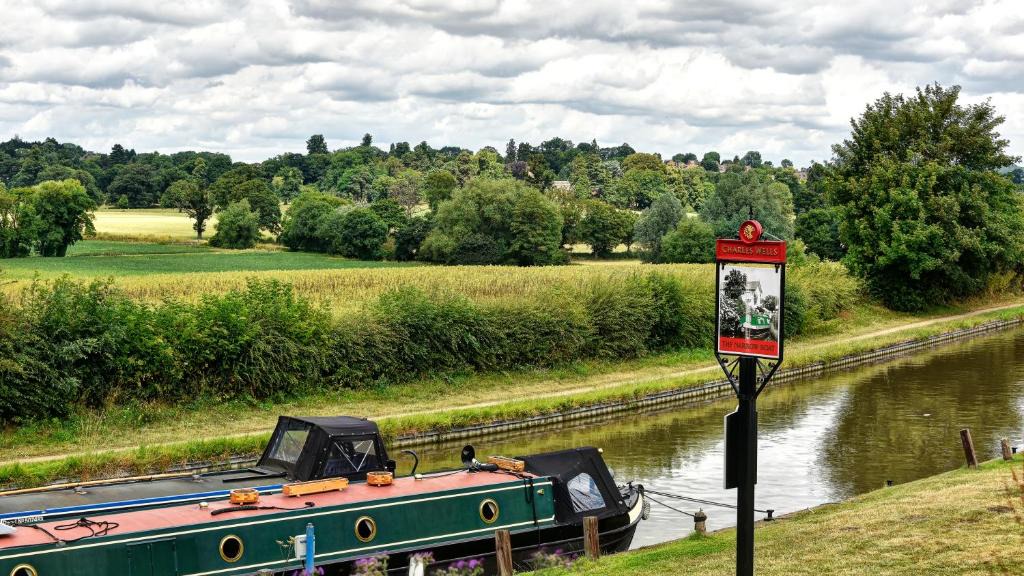 Litchborough Hotel | Narrowboat at Weedon