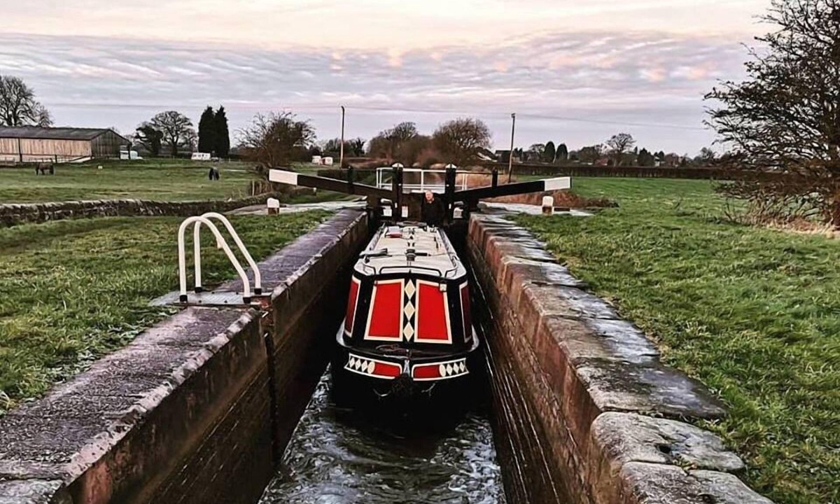 Middlewich Boat Rental | Narrowboat - Sleeps 2 - Casanova