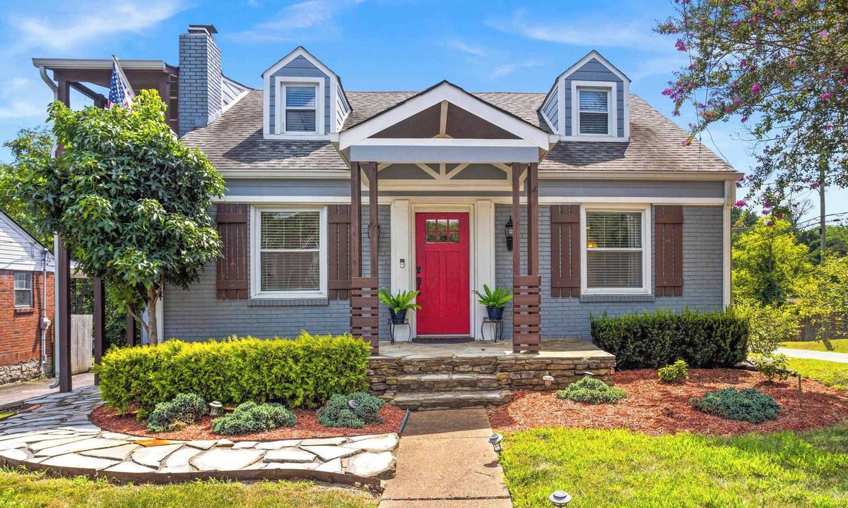 Inglewood House | Nashville Gem Near Opry & DWTN w/parking & LG Deck
