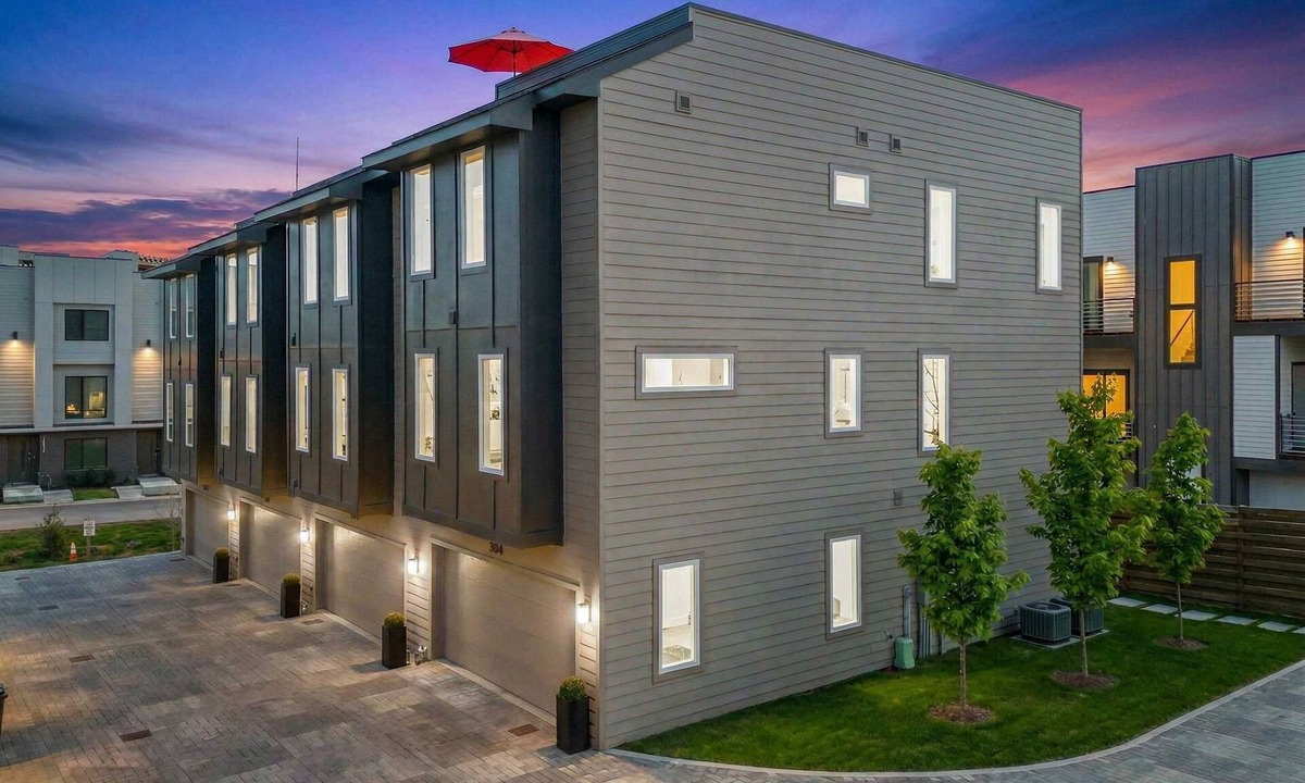 Katie Hill Neighborhood Apartment | Nashville Hideaway - Rooftop Patio w City Views