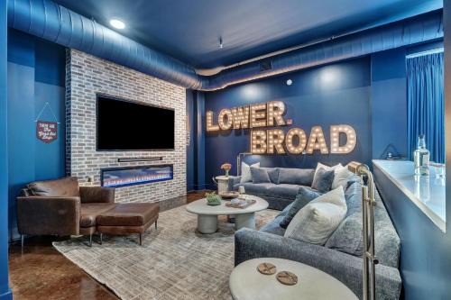 Downtown Nashville Apartment | Nashville Lower Broadway Suite 4BR by Maddox Hotel