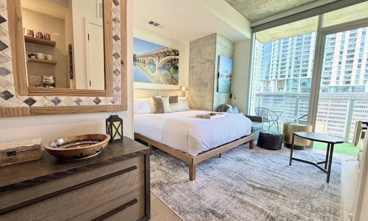 Rainey Street Historic District Apartment | Natiivo Sky Cottage king studio with balcony & rooftop pool