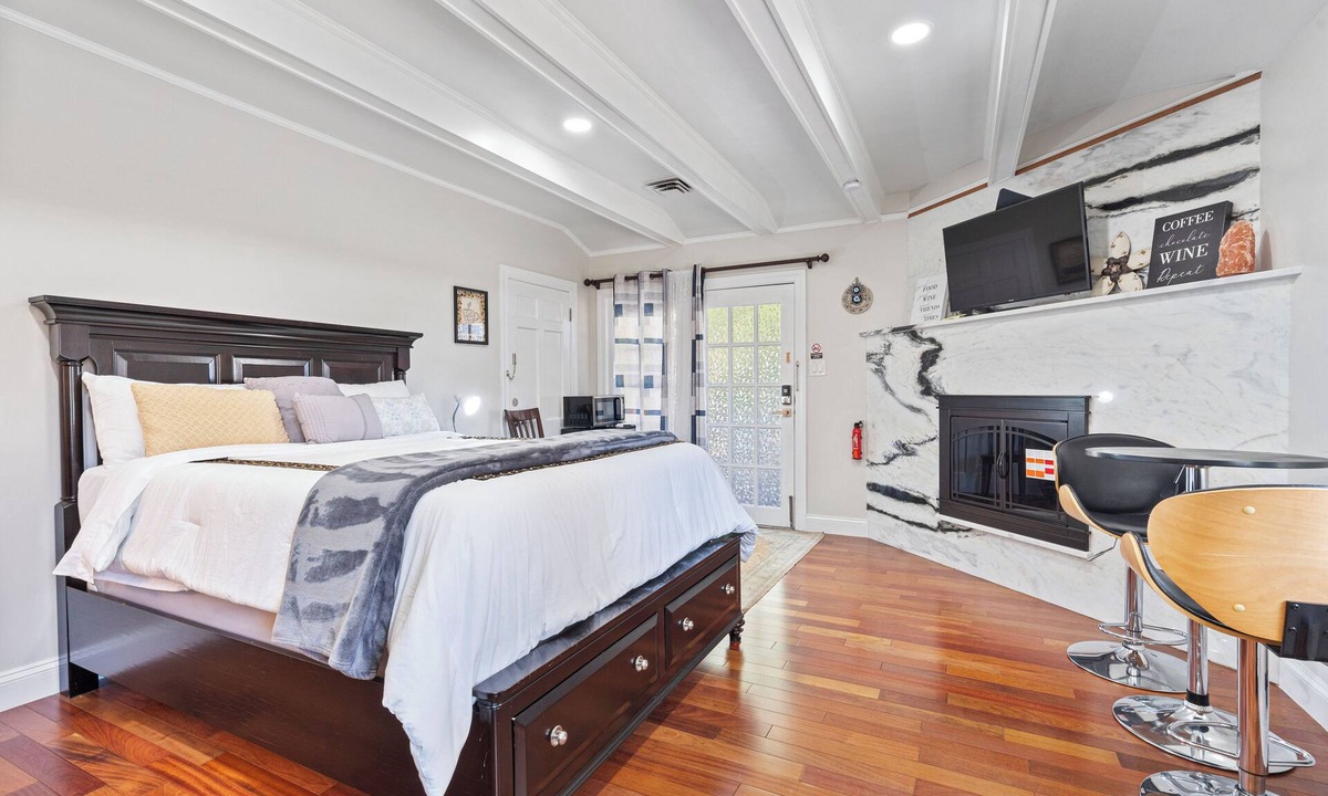 Oxon Hill Bed & Breakfast | National Harbor Property 1
