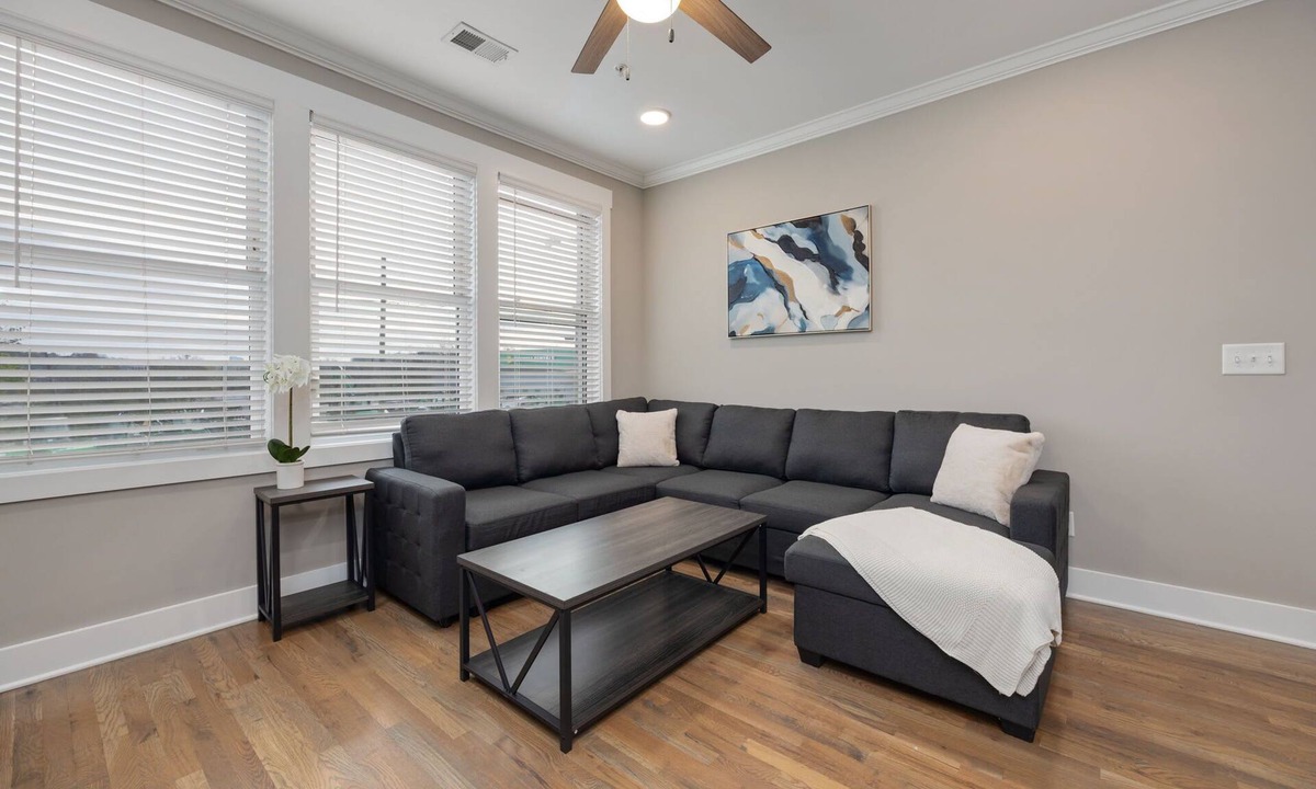 The Nations Apartment | Nations Gem | 7 Min Broadway | Parking | Sleeps 6