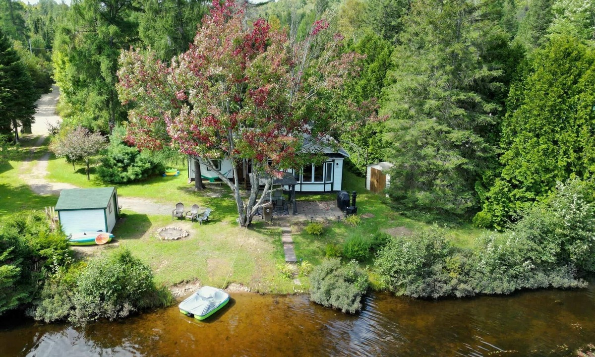 Saint-Alphonse-Rodriguez Ski Chalet | Nature & Comfort by the Water | Chalet O Hara