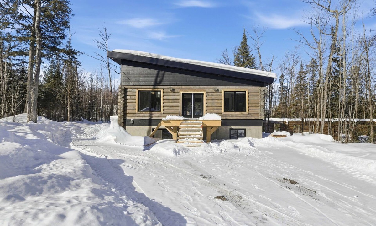 Saint-Gabriel-de-Brandon Ski Chalet | Nature, Comfort, and Getaway | Chalet AKIA