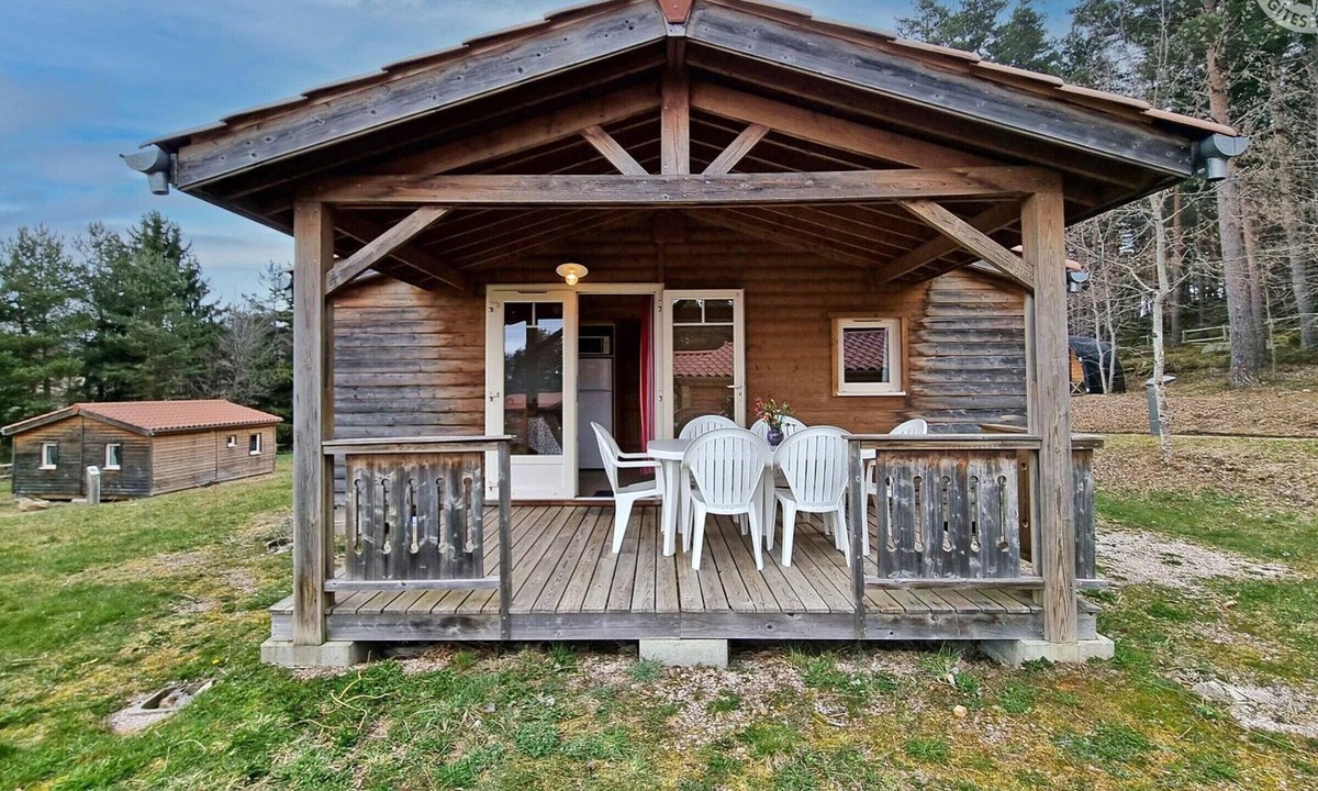Usson-en-Forez Cottage | Nature chalet, pets welcome - 6 guests