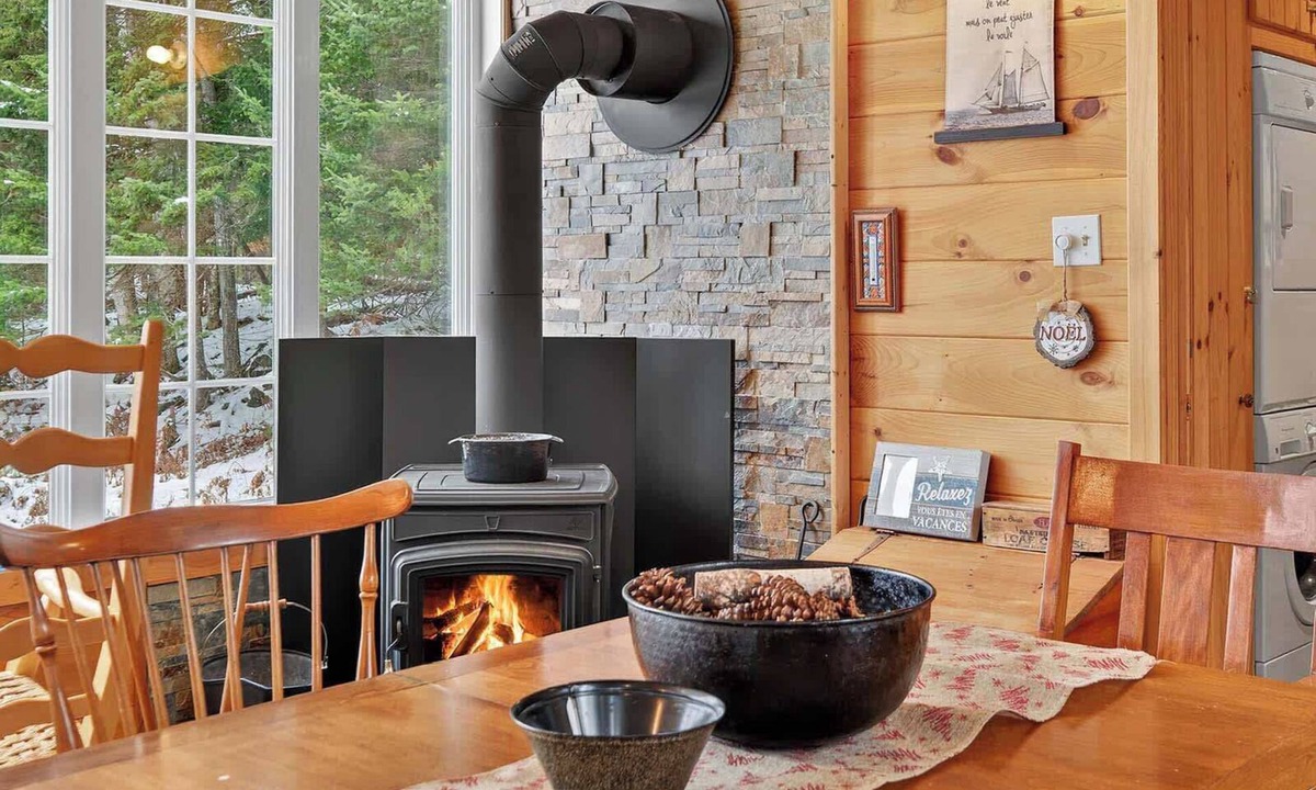 La Minerve Ski Chalet | Nature & Comfort Chalet on Lake Chapleau