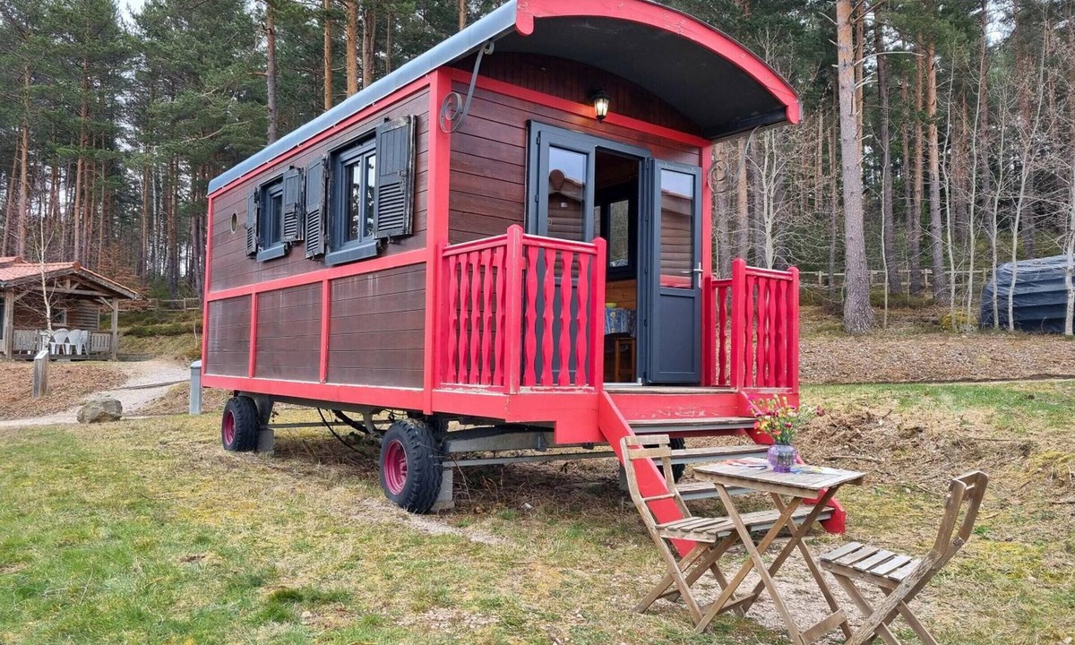 Usson-en-Forez Apartment | Nature-friendly caravan, pets allowed - 3 guests