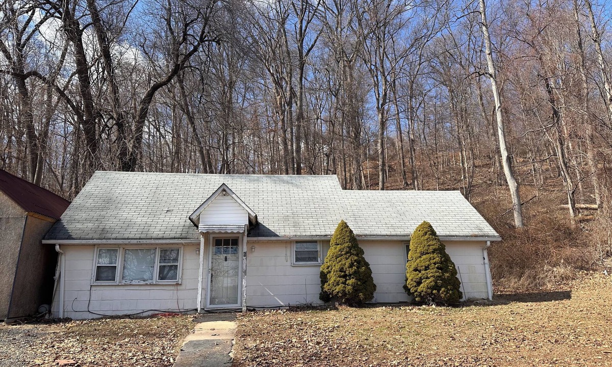 Whitehouse Station House | Nature Lovers Cottage