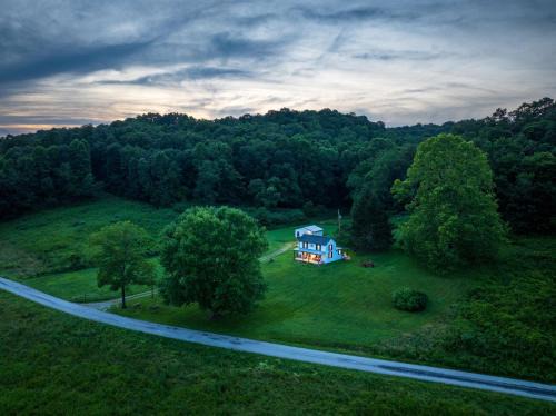 McArthur House | Nature-Quiet Retreat Firepit BBQ PetFriendly
