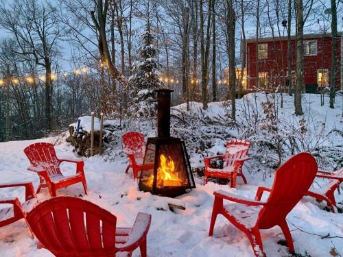 St-Adolphe-d'Howard House | Nature retreat with HOT TUB and lake access & watercraft