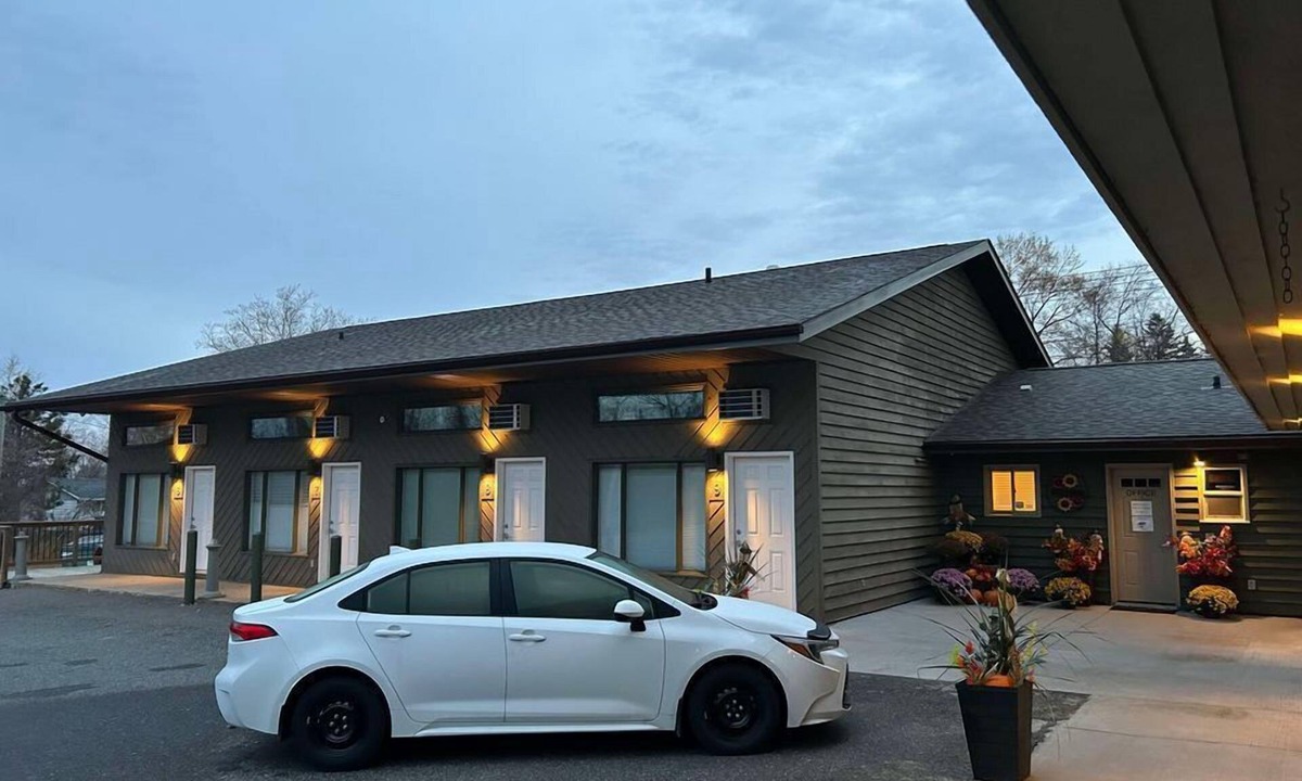 Keewatin Hotel | Nature's Inn Kenora