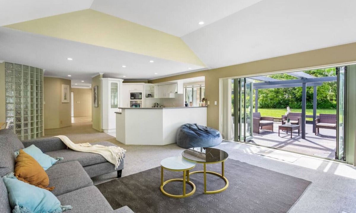 Manurewa House | Nature Serenity Getaway with pool, deck & gardens