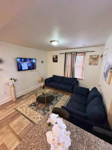 Munhall Apartment | Natvy Alpha Suite - 3 Bedroom