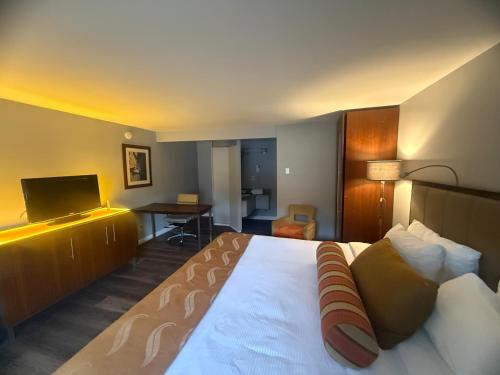 West Hills Hotel | Naval Suites by FairBridge