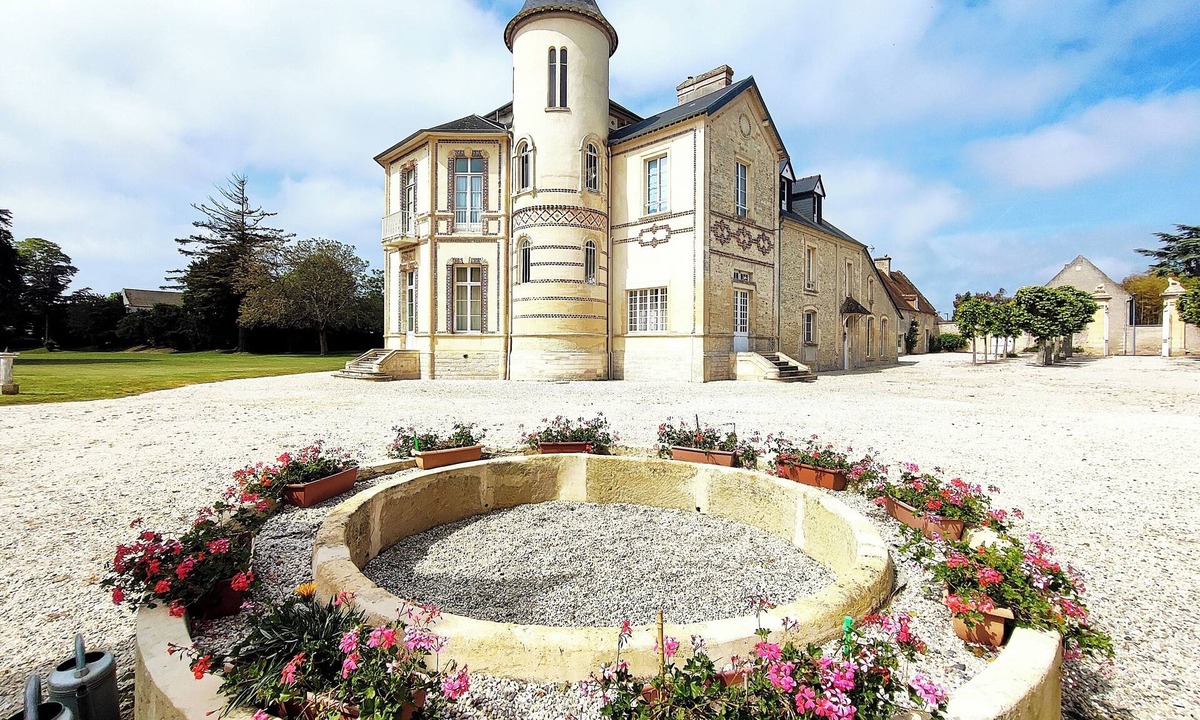 Hermanville-sur-Mer Villa | nCharacter House near D-Day Beaches - Château Estate, 9 pers
