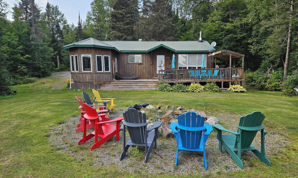 Rye Cottage | nCozy waterfront cottage, sandy beach front, sunken hot tub, with putting green.