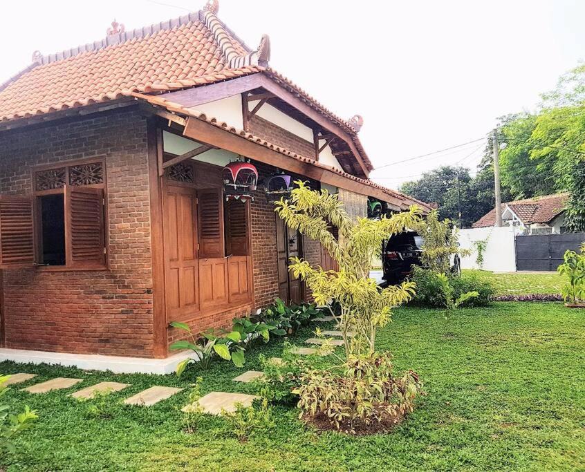 Bogor Villa | nDalem Julang Bogor - Javanese House 2Bedroom